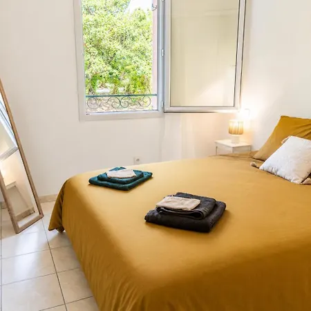 Cozy 2-room With A Pool, 8 Min Away! *