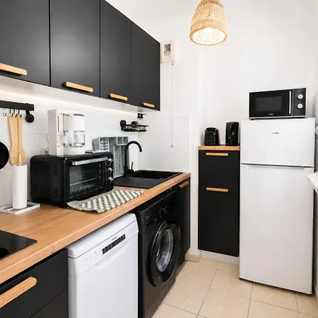 Appartement Cozy 2-room With A Pool, 8 Min Away!