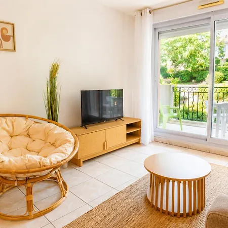 Cozy 2-room With A Pool, 8 Min Away! شقة Fréjus